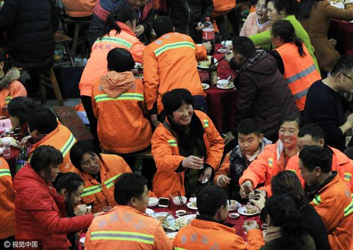 浙江温州500环卫工人提前吃年夜饭 感受浓浓年味(7) 第7页