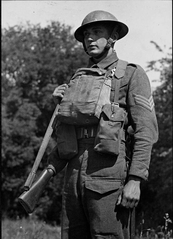 图为二战时期的英军士兵.