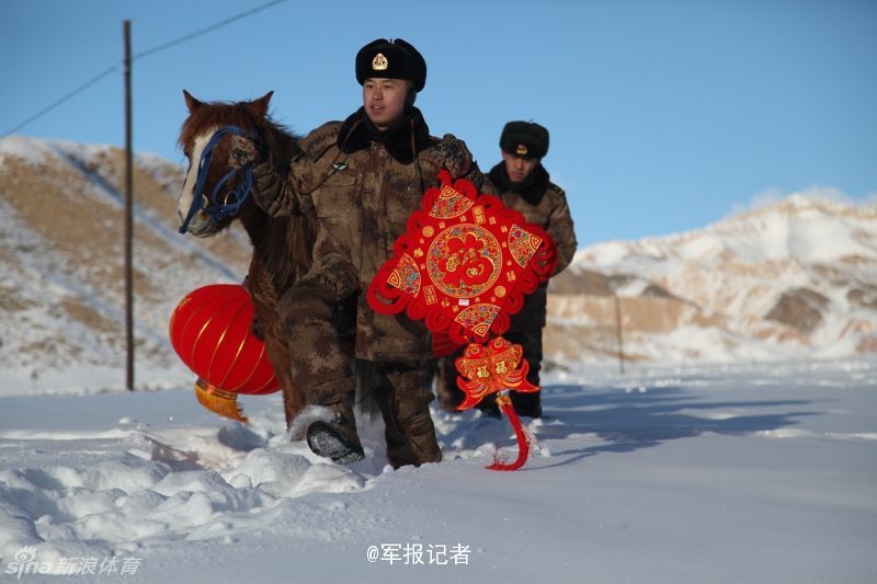 边防官兵牵马踏雪接年货(2) 第2页