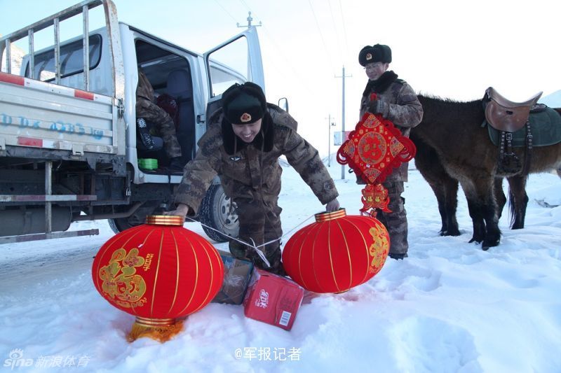 边防官兵牵马踏雪接年货(3) 第3页