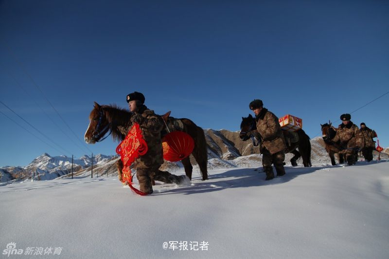 边防官兵牵马踏雪接年货(4) 第4页