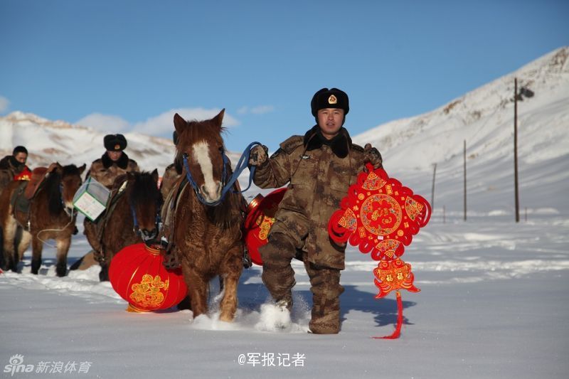 边防官兵牵马踏雪接年货(5) 第5页