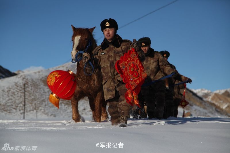 边防官兵牵马踏雪接年货(6) 第6页