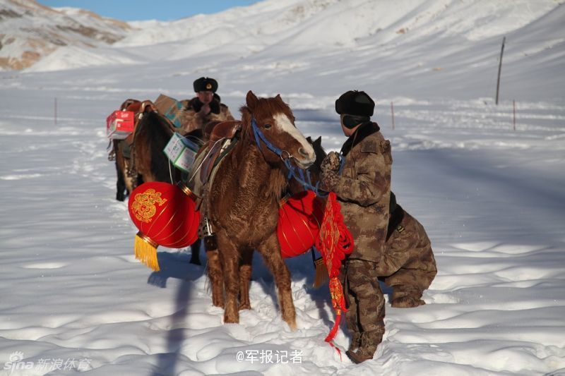 边防官兵牵马踏雪接年货(7) 第7页