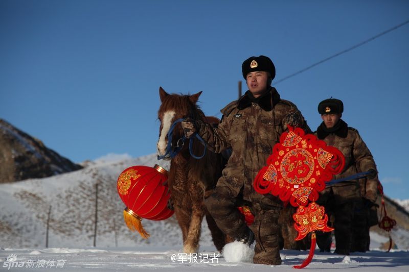 边防官兵牵马踏雪接年货(8) 第8页