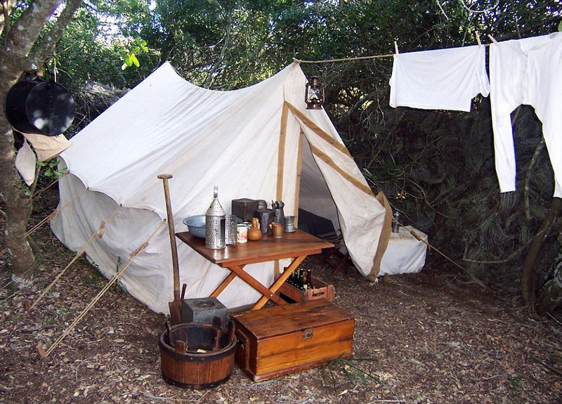 南非历史迷野外搭帐篷体验古时战士生活