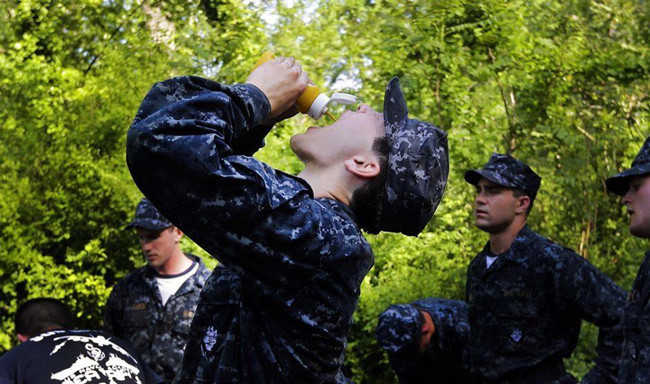 每天长达14个小时的魔鬼训练，美国海军军官学院新生(2) 第2页