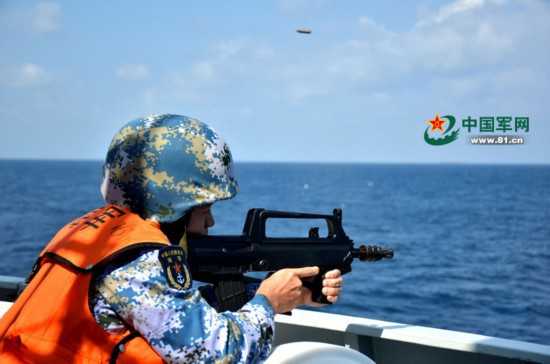 中国海军在亚丁湾组织反海盗武器装备实弹射击演练（组图） 第1页