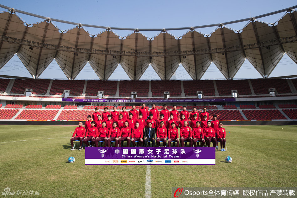 中国女足拍摄全家福