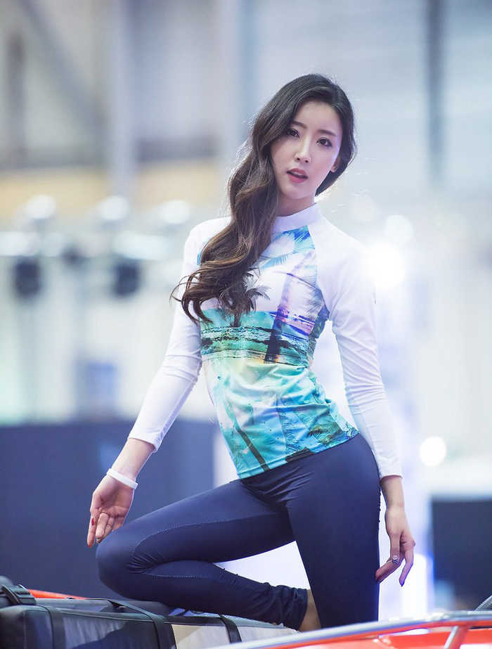 韩国美女模特紧身裤秀大长腿,性感翘臀丰韵十足