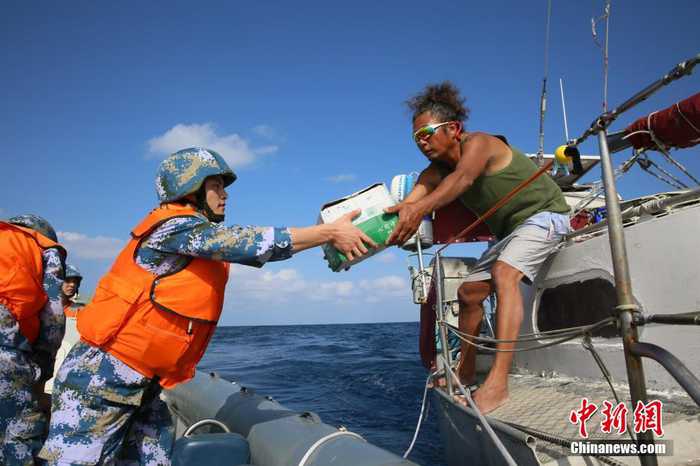 海军护航编队在亚丁湾救助2名中国探险者 第1页