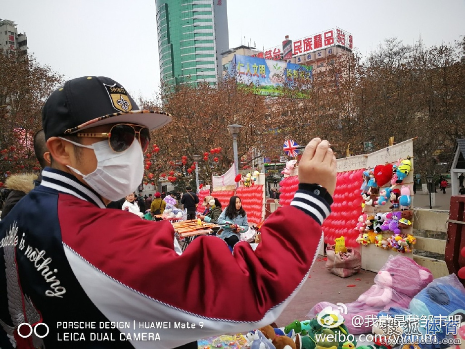 高清：邹市明携娇妻地摊玩气枪射气球 晒家乡味(2) 第2页