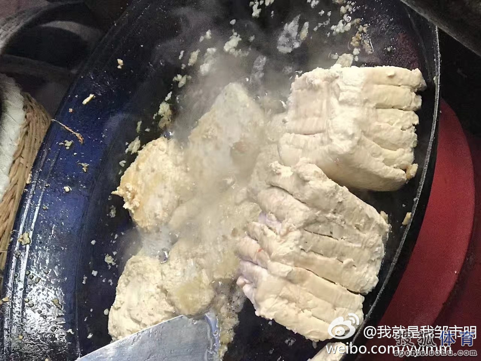 高清：邹市明携娇妻地摊玩气枪射气球 晒家乡味(8) 第8页