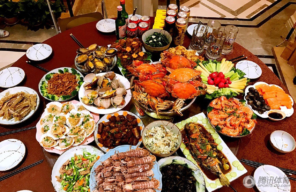 高清:杨旭过年吃海鲜大餐 家人团聚气氛温馨