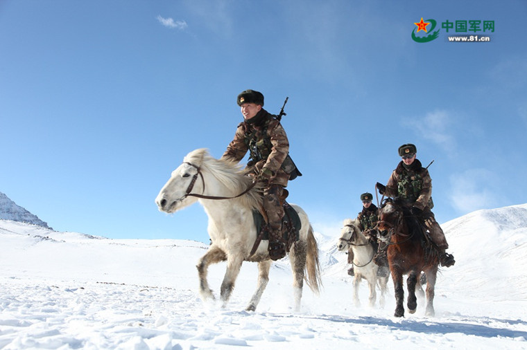 骑兵踏雪巡新疆边境线 上将为他们落泪 第1页