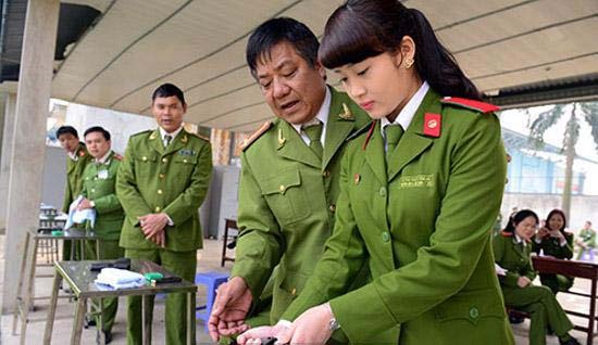 越南女兵扛起ak自动步枪一样能上战场杀敌,战斗力很强.