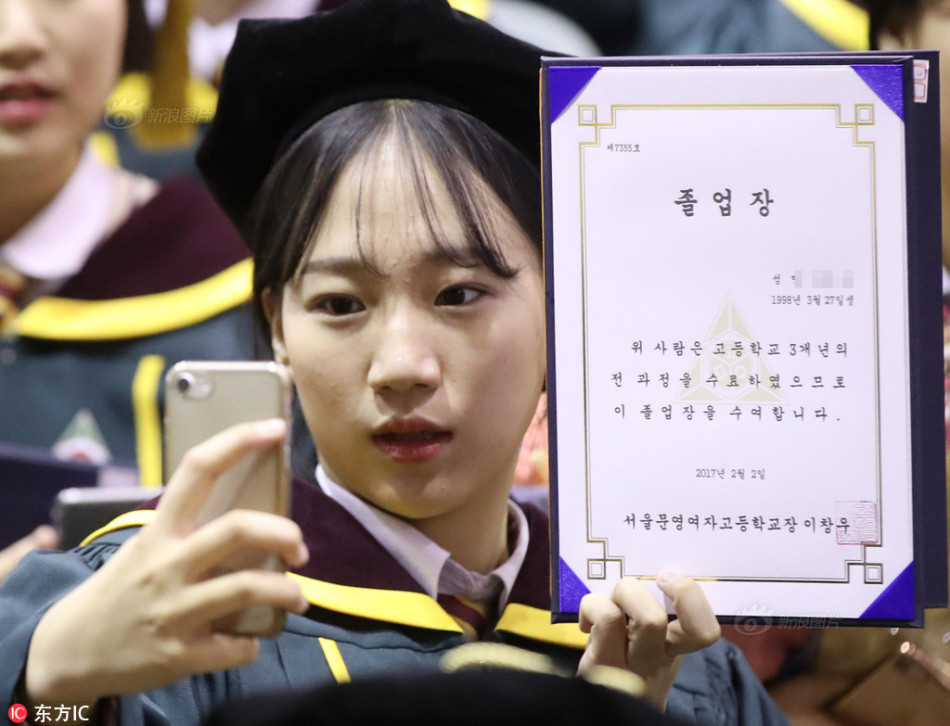 组图：韩国高中女生毕典礼 感动落泪不忘自拍 第1页