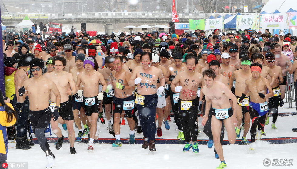组图：平昌赤裸马拉松 选手不畏寒冷雪中狂奔 第1页