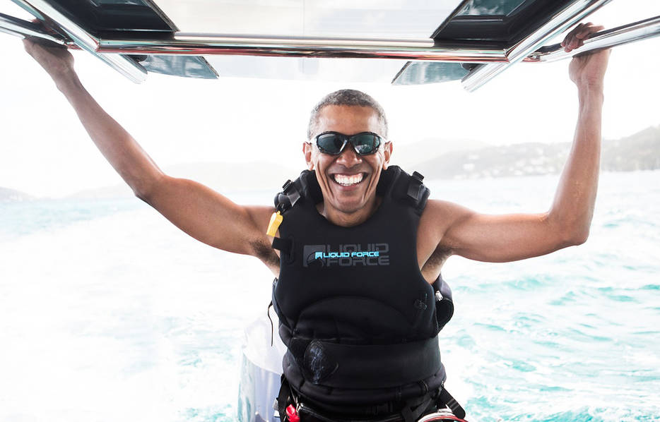 奥巴马卸任后海岛度假 冲浪运动心情好 第1页