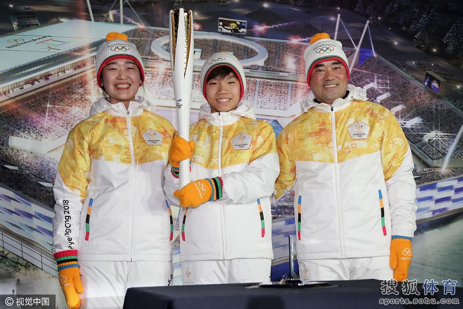 2018平昌冬奥会倒计时 火炬与统一制服亮相(图) 第1页