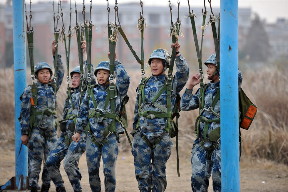 组图:严寒不忘锻兵 空降兵新兵跳伞训练纪实