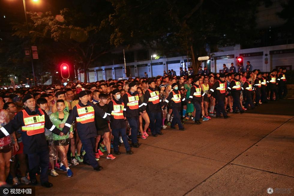 高清：港马起跑现场安保森严 选手穿睡衣参赛(2) 第2页