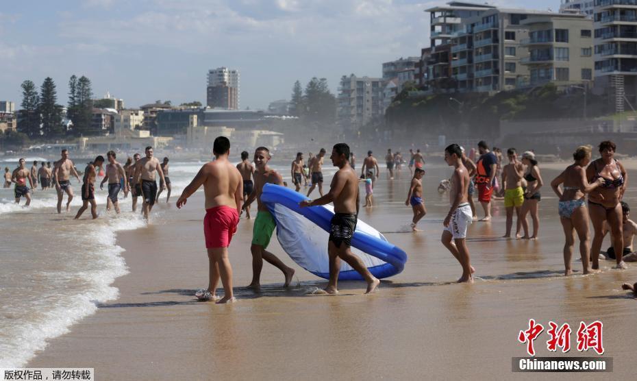 澳大利亚遇历史最热二月 民众海滩“下饺子”(2) 第2页