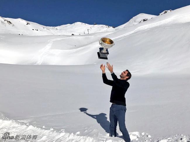 费德勒携澳网奖杯登雪山 第1页