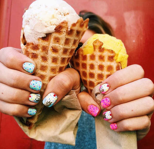 指尖上的缤纷:冰淇淋色美甲风靡欧美 第1页