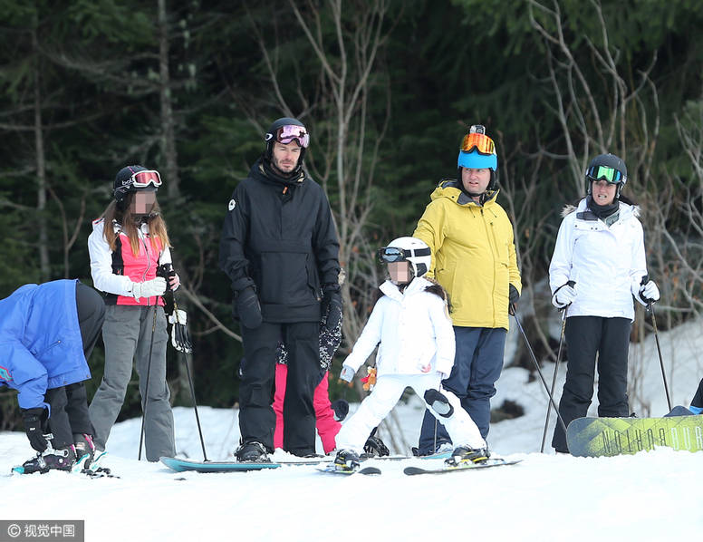 小贝带爱女滑雪 摔倒后遭小七霸气俯视 第1页