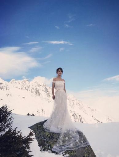 杨紫雪山上穿婚纱拍照 发文就一个字：冷 第1页