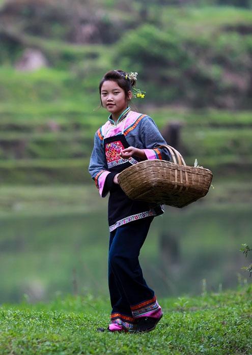 布依族美女漂亮唯美的生活照图片