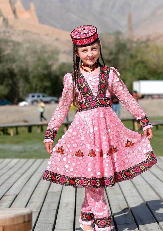 塔吉克族美女图片 塔吉克族美少女跳舞图片