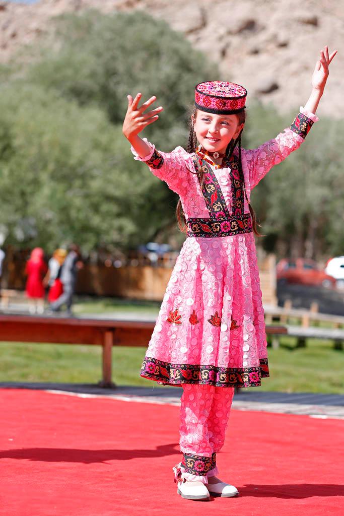 塔吉克族美女图片 塔吉克族美少女跳舞图片
