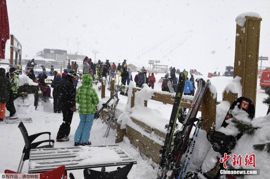 法国滑雪胜地蒂涅发生雪崩 第1页