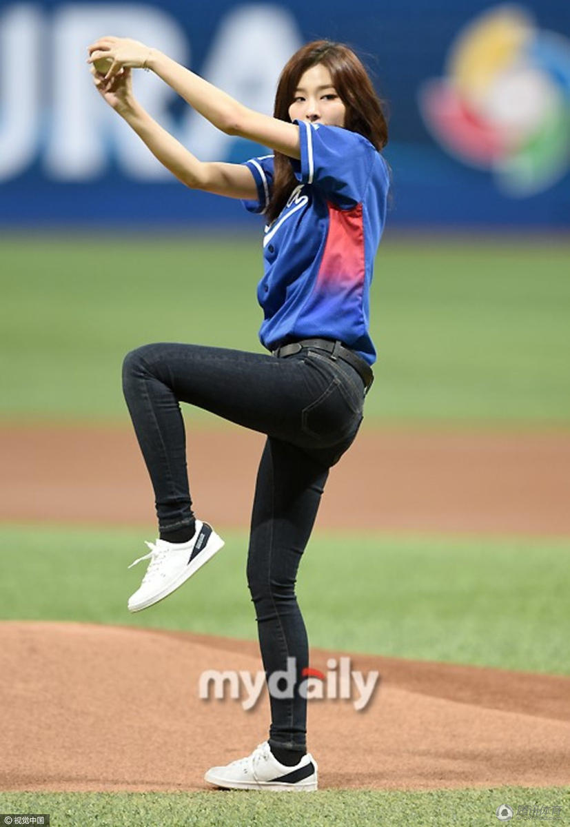 高清：韩女星为棒球比赛开球 潇洒挥杆身姿健美(3) 第3页