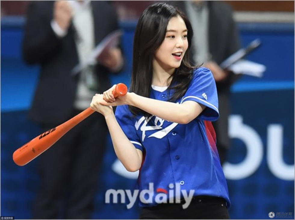 高清：韩女星为棒球比赛开球 潇洒挥杆身姿健美(5) 第5页