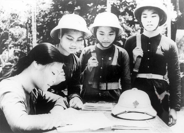 1965年,河内郊区的越共女民兵.