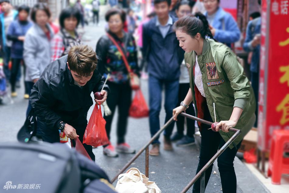 组图：man得像个男人！蒋欣买菜手提肩扛变女汉子(2) 第2页