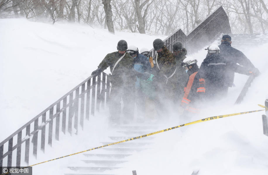 日本滑雪场雪崩 已致8名高中生死亡(3) 第3页