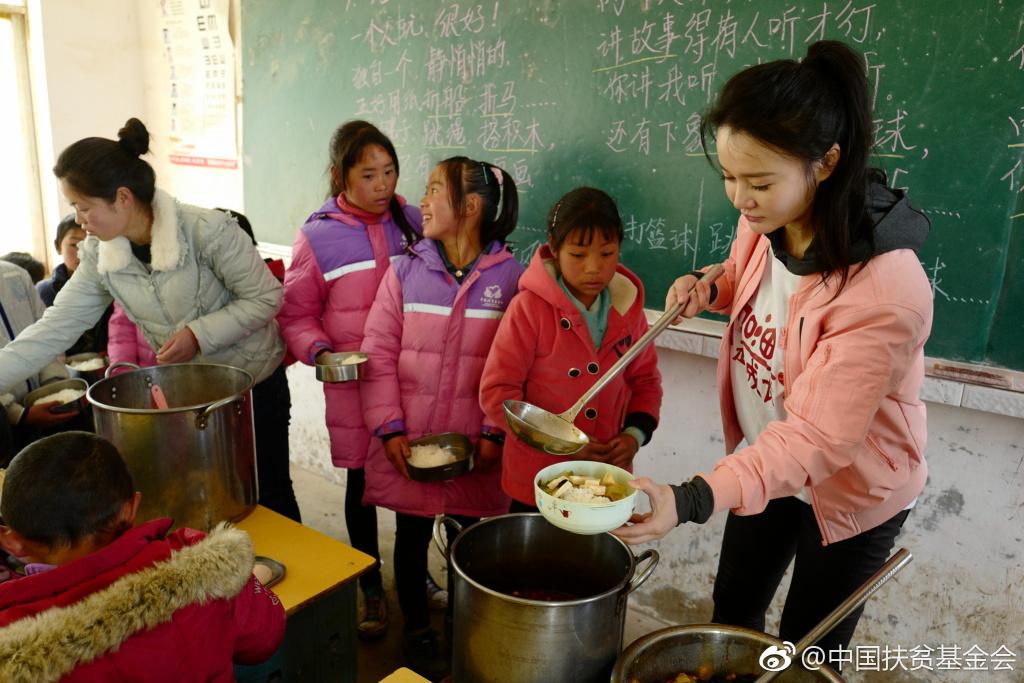 冉莹颖贫困山区当班主任 这粉笔字好娟秀!(8) 第8页