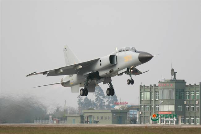 3月26日,南部战区空军航空兵某旅组织跨昼夜飞行训练,锤炼部队全天候