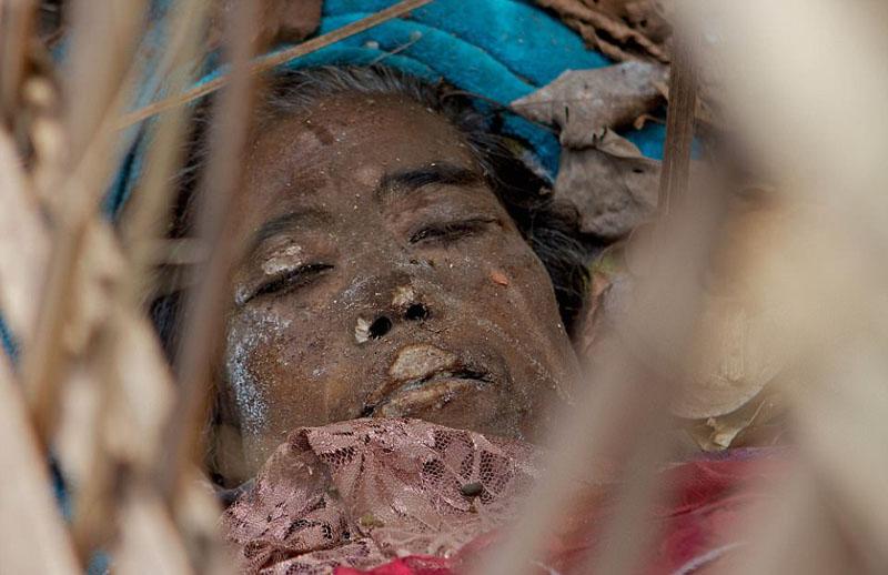 巴厘岛古村庄葬礼习俗:遗体腐烂后堆放