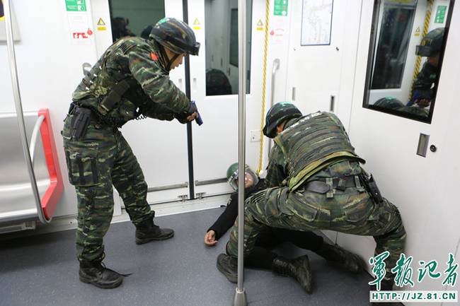 武警浙江总队开展地铁反劫持演练