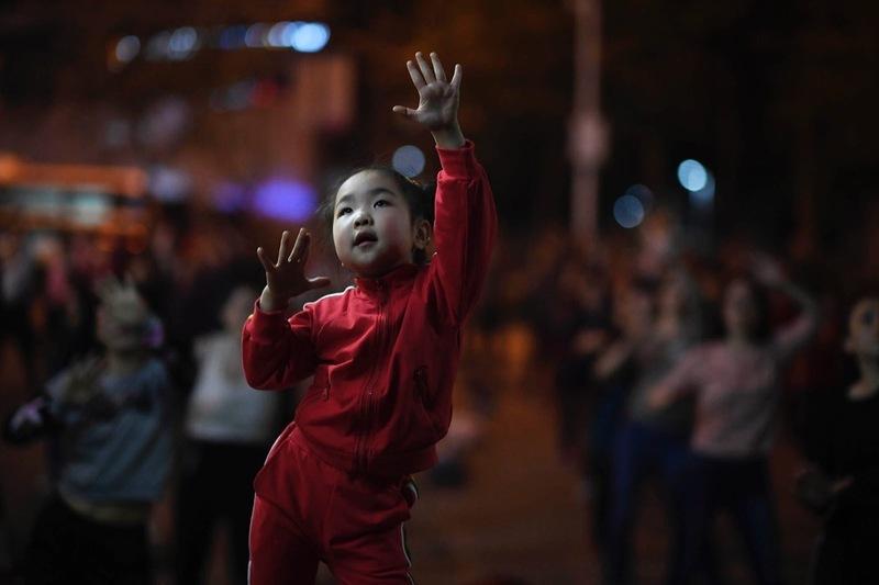 组图：5岁半女孩广场领舞 粉丝为其将家搬附近(7) 第7页