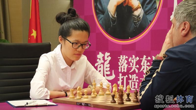 世界国象棋王棋后巅峰对决 侯逸凡认真对弈(图) 第1页