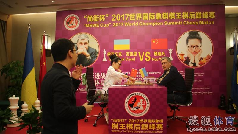 世界国象棋王棋后巅峰对决 侯逸凡认真对弈(图)(4) 第4页