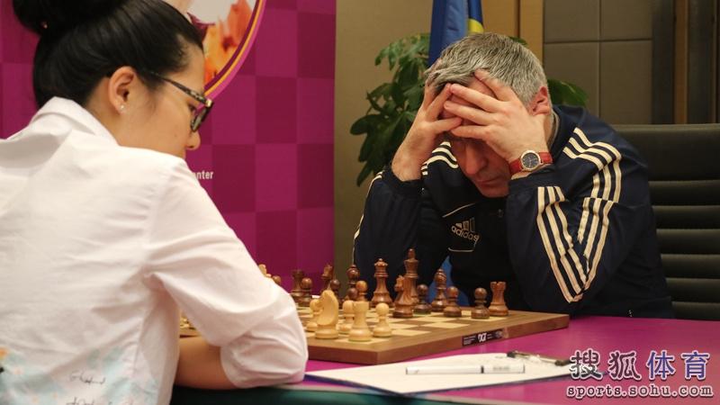 世界国象棋王棋后巅峰对决 侯逸凡认真对弈(图)(7) 第7页