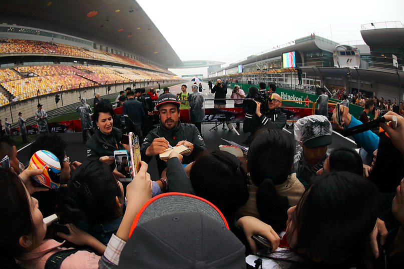 他们冒雨等候，雨水也阻不了F1的热情(2) 第2页