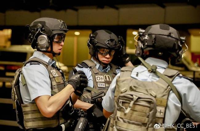 香港特警举行反恐演习 比枪战片里看着牛!